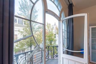 Uniek en prachtig appartement in prachtig gebouw op Zurenborg! Luxueus gerenoveerd op een zeer goede ligging met terras.Indeling: vanuit de lift...