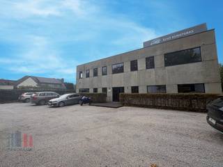 Instapklare en lichtrijke kantoorruimte met een oppervlakte van 184 m² te Merelbeke. De kantoren bevinden zich op het eerste verdiep en zijn...