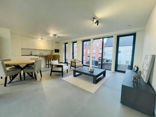 <strong>nieuwbouwappartement met luxe afwerking<br /><br />Indeling</strong><br />inkomhal, ruime lichtrijke woonkamer die toegang biedt tot het terras en de open keuken, 2 slaapkamers, wasplaats, badkamer en toilet<br /><br /><strong>Troeven</strong>
<ul><li>zeer lichtrijk appartement</li><li>6 stuks zonnepanelen</li><li>mogelijkheid afwerking appartement zelf te kiezen in overleg met de bouwheer</li><li>topligging in centrum Beselare (bakker en beenhouwer in dezelfde straat)</li><li>fietsenstalling inbegrepen (overdekt en afgesloten) + mogelijkheid staanplaatsen bij te kopen (prijs bespreekbaar)</li><li>mogelijkheid appartement 5 te kopen i.p.v. appartement 8 die al volledig afgewerkt is en instapklaar</li><li>gunstig epc A </li><li>deel van historisch gebouw, voormalige brouwerij</li></ul>
Aankopen aan 6% btw mogelijk voor de constructie en registratierechten voor de grond.