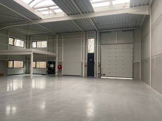 Nieuwbouw KMO-unit met een grondoppervlakte van 324 m² met een mezzanine van 34 m² en 3 privatieve parkeerplaatsen te koop. Strategisch gelegen op...