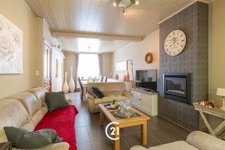 <p>Instapklare woning met aangename tuin in Kruisem.</p><p>U wordt verwelkomd in de gezellige leefruimte met aansluitend de open keuken, die in 2011 werd geplaatst. Op het gelijkvloers bevindt zich eveneens een praktische bergplaat en de badkamer met ligbad.</p><p>Op de eerste verdieping beschikt de woning over twee slaapkamers. Eén van deze kamers werd opgesplitst in twee afzonderlijke ruimtes, waardoor u hier naar eigen behoefte een dressing, bureau of zelfs een extra slaapkamer kunt creëren.</p><p>Daarnaast beschikt de woning over een zolder en kelder, ideaal als bijkomende opslagruimtes.</p><p>Ook buiten is het aangenaam vertoeven. Via het handige toegangspoortje naast de woning bereikt u rechtstreeks de tuin. Buitenshuis kan u genieten van het aangelegd terras en de verzorgde tuin.</p><p>Extra troef: De woning is uitgerust met zonnepanelen.</p><p>Bent u opzoek naar een instapklare woning met een aangename tuin in een rustige omgeving in Kruisem? Dan is dit pand helemaal wat u hoopt te vinden.<br />Aarzel niet en contacteer ons voor meer informatie en het inplannen van een bezoek. Tot snel!</p>