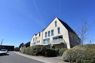 Dit leuke, lichtrijke 3-slpk appartement (105 m²) vinden we op het gelijkvloers van Residentie De Herder, een relatief jonge woonresidentie ('18), heel centraal gelegen tussen Roeselare en Rumbeke.<br />Het appartement is ideaal voor max. 4 gezinsleden en onmiddellijk beschikbaar.<br />Er zijn 2 kinderkamers met badkamer (douche &amp; dubbele wastafel) alsook de grotere slaapkamer met annex badkamer (ligbad, toilet, enkele wastafel).<br />Verder de grote leefruimte met open ingerichte keuken, ruime berging/wasplaats, groot zongericht terras en een apart sas voor vestiaire met gastentoilet.<br /><br />Het appartement is bovendien ook voorzien van een ondergrondse privé parkeerplaats.<br />Laag energieverbruik (E-peil: 55 kWh/m²) én bovendien voorzien van zonnepanelen.