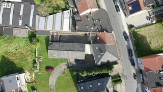 Met een bewoonbare oppervlakte van maar liefst 230 m², een in te richten zolder van ongeveer 100 m² bereikbaar via een vaste trap én een ruime loods van circa 160 m², biedt deze eigendom een uitzonderlijk aantal mogelijkheden. Of u nu een zelfstandige bent, een vrij beroep uitoefent, nood heeft aan een atelier, magazijn of werkplaats, of gewoon op zoek bent naar een woning met veel ruimte voor uw hobby's of verzamelingen, deze eigendom biedt het allemaal.<br />De woning geniet bovendien van een CENTRALE LIGGING in Groot-Bijgaarden, op wandelafstand van winkels, scholen, openbaar vervoer en met een vlotte verbinding naar de Brusselse Ring en andere belangrijke invalswegen. Hierdoor combineert u een uitstekende bereikbaarheid met alle comfort van wonen in het centrum.<br />Dankzij de royale volumes, de uitbreidingsmogelijkheden en de veelzijdige indeling vormt deze eigendom een ZELDZAME OPPORTUNITEIT voor wie op zoek is naar een pand met zowel privé als professioneel potentieel.<br />Indien interesse, neem vrijblijvend contact op met Immo Store via 02/203.03.03 of mail naar info@immo-store.be. Wij helpen u graag verder.