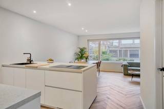 Volledig gerenoveerd gelijkvloers appartement met garage (vraagprijs: €25.000,-) in een rustige omgeving in een kleinschalig gebouw.Indeling:Via de...