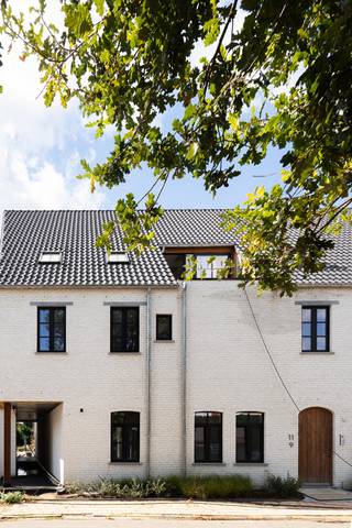 Voor verdere info of een vrijblijvende waardebepaling van uw eigendom: michael@homixx.be of 016 199 344.<br /><br />Exclusief en zorgeloos wonen op een absolute toplocatie in Keerbergen! Met trots stellen wij u dit hoogwaardig afgewerkte, ruime penthouse voor, gelegen in een recent gebouwde residentie in de Sint-Michielsstraat. Dit unieke pand combineert hedendaagse luxe, een doordachte indeling en optimaal wooncomfort op wandelafstand van alle voorzieningen.<br /><br />Bij het betreden van het penthouse valt meteen het indrukwekkende gevoel van licht en ruimte op. De royale leefruimte is voorzien van een stijlvolle open keuken, wat zorgt voor een uitnodigende en gezellige sfeer om samen te komen. Met maar liefst 3 slaapkamers biedt deze eigendom ruim voldoende plaats voor het hele gezin, thuiswerk of gasten. Verder beschikt het penthouse over een smaakvol afgewerkte badkamer en 2 afzonderlijke toiletten.<br /><br />Een van de absolute troeven van deze fantastische eigendom is het ruime terras aan de achterzijde en het kleinere terras vooraan, waar u in alle rust en privacy kunt genieten van het buitenleven.<br /><br />Ook op praktisch vlak is aan alles gedacht om u als bewoner te ontzorgen: in de ondergrondse garage beschikt u over een privé autostaanplaats, evenals een handige kelderberging en een gemeenschappelijke fietsenberging. Dankzij het uitstekende EPC-label A woont u bovendien bijzonder energiezuinig, met de mogelijkheid om desgewenst nog zonnepanelen bij te installeren.<br /><br />DE VRAAGPRIJS IS INCLUSIEF ONDERGRONDSE STAANPLAATS EN BERGING (excl. BTW en kosten)<br /><br />Kortom, een magnifiek penthouse met high-end afwerking waar comfort, klasse en duurzaamheid naadloos samenkomen.<br /><br />Maak snel uw afspraak!