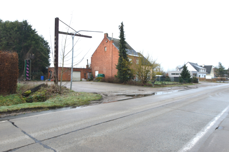 Half-open woning + te verkavelen perceel grond. - foto 4