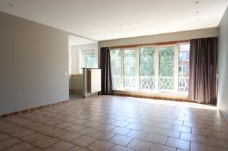 Een 2 slpk. appartement in een aangename woonlei op de 2de verdieping zonder lift. Inkomhal, woonkamer aan open keuken, badkamer (ligbad en lavabo in meubel), apart toilet, berging en twee slaapkamers. Kelderberging. Geen gemeenschappelijke kosten.