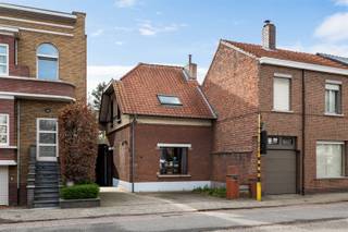 Te renoveren halfopen woning met 2 à 3 slaapkamers en grote tuin.Zeer centraal gelegen, op wandelafstand van winkels, scholen en openbaar vervoer en...