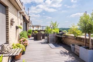 <p><strong>Licht, ruimte en een uitzonderlijk terras komen samen in dit recent gerenoveerde dakappartement in Ekeren. Hier geniet u van aangenaam wooncomfort, met winkels, scholen, sportfaciliteiten, openbaar vervoer en belangrijke in- en uitvalswegen vlakbij.<br /><br /></strong></p>
<p>INDELING: <br />Het hart van het appartement is de lichtrijke LIVING van ca. 35 m², die naadloos aansluit op de open KEUKEN van ca. 8 m², voorzien van opbergkasten, alle toestellen en comfort. Samen vormen ze een uitnodigende plek om te koken, gezellig te tafelen en tot rust te komen. De aanwezige airconditioning zorgt voor extra comfort op warme dagen.</p>
<p>Via het grote schuifraam stapt u op het riante TERRAS van ca. 125 m², dat rondom het appartement loopt. Een ontbijt in de buitenlucht, een ontspannen middag met een boek of een gezellige avond met vrienden: hier krijgt het buitenleven alle ruimte.</p>
<p>De nachthal leidt naar de BADKAMER van ca. 5 m², uitgerust met een inloopdouche, wastafel en toilet. Een grote ingemaakte kast biedt plaats voor een wasmachine en droogkast, zodat alles netjes opgeborgen blijft.</p>
<p>Ook de SLAAPKAMER van ca. 12 m² geeft rechtstreeks toegang tot het terras. Zo begint u de dag met een stap naar buiten.</p>
<p>Een kelderberging is inbegrepen. De ondergrondse autostaanplaats kan optioneel worden aangekocht voor € 20.000<span>.<br /><br /></span></p>
<span><strong>BIJZONDERHEDEN</strong></span><br />* Gerenoveerde en lichtrijke penthouse in goed onderhouden gebouw.<br />* U kan heerlijk genieten op het magnifieke dagterras<br />* EPC: 179kWh/m², conforme keuring en Asbestvrij.<br />* Kelder inbegrepen <br />* Parking optioneel bij te kopen