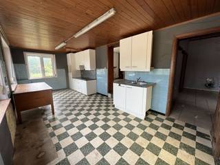 <p><span><span><span>Deze ruime woning biedt tal van mogelijkheden en is perfect voor wie op zoek is naar een project om een droomhuis te realiseren. Met vier kamers boven en een extra slaapkamer beneden, is er genoeg ruimte voor het hele gezin. De benedenverdieping is voorzien van een veranda met een handige kitchenette. De ruime leefruimte met een sfeervolle kachel biedt volop mogelijkheden voor gezellig samenzijn en entertainment. Ontdek de charme van deze woning met zijn unieke indeling, waarbij de schuifdeuren vanuit de keuken leiden naar zowel de eerste verdieping als de kelder en waardoor elke ruimte optimaal benut wordt. De badkamer met lavabo en douche is nog volledig zelf in te richten naar eigen smaak.<br />Bovendien zijn er nog verschillende stallingsmogelijkheden voor paarden of andere dieren.<br />Maak van deze woning jouw eigen oase van comfort en geniet van de mogelijkheden die het te bieden heeft!</span></span></span></p>