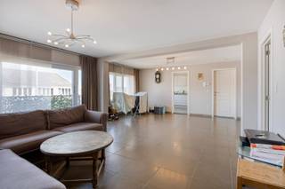 Dit ruime appartement met drie slaapkamers is gunstig gelegen tussen Achterbos en Sluis, op fietsafstand van het centrum en in de nabijheid...