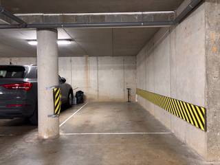 Ondergrondse parkeerplaats tussen het MAS en de Londenbrug. <br />De parking is bereikbaar via een autolift. <br />Afmetingen: 250cm x 500cm. Smalste punt van de parkeerplaats is 230cm omwille van een steunpaal.