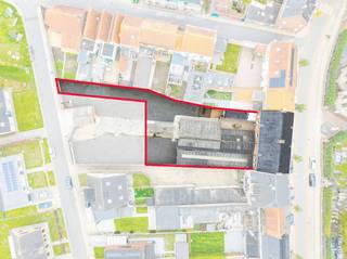 Veelzijdige eigendom met ruime, instapklare woning, handelsruimte én enorme loods. Ideaal voor zelfstandigen. De 1.150 m² grond heeft ontsluiting aan 2 straatzijden. Indeling: Huis: Gelijkvloers: Inkomhal - Ruime woonkamer met open en volledig ingerichte keuken - Badkamer voorzien van lavabo, toilet en inloopdouche - Extra bergruimte in de aanbouw. Verdiep +1: Ruime en lichtrijke nachthal - 7 zeer ruime slaapkamers - Toilet en doucheruimte. Verdiep +2: 2 zeer ruime zolders, elk toegankelijke via een aparte trap. Winkel: Handelsruimte van ca. 275 m². Dit kan tevens perfect gebruikt worden als opslagruimte. Loods: Loods van ca. 225 m². Totaliteit: Handelsruimte/opslagruimte 500 m²!! Algemeen: - Polyvalente eigendom met tal van mogelijkheden- 275 m² handelsoppervlakte- 225 m² loods voor opslag - Strategische locatie - Gunstig EPCBent u op zoek naar bedrijfsvastgoed bestaande uit een magazijn met woonst te koop in Merkem? Aarzel dan niet om ons te contacteren op het nummer 051 21 22 23.