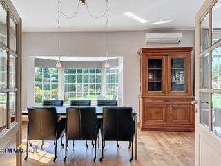 Deze unieke en luxueuze eigendom beschikt op het gelijkvloers over een indrukwekkende inkomhal met gastentoilet, een ruime en lichtrijke woonkamer...