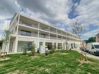 Modern appartement met 2 slaapkamers en terras!Het appartement is gelegen rond het groene centrum van Wezembeek-Oppem. De ligging in het centrum...