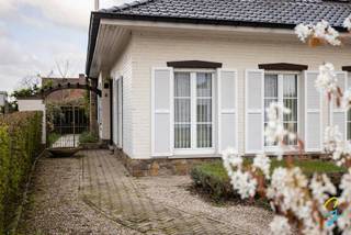 <p>Karaktervolle villa met mogelijk uitbreiding 6SLP, garage en tuin</p>
<p>Deze op te frissen villa biedt tal van mogelijkheden voor wie op zoek is naar ruimte, potentieel en een praktische indeling.<br />Op het gelijkvloers wordt u verwelkomd in een ruime en lichtrijke living, waar grote raampartijen zorgen voor een aangename natuurlijke lichtinval. Aansluitend bevindt zich de keuken, die rechtstreeks toegang geeft tot een praktische extra bergruimte.</p>
<p>Verder beschikt het gelijkvloers over een badkamer uitgerust met een lavabo en douche, een apart toilet en nog twee volwaardige kamers die flexibel kunnen ingericht worden als slaapkamer, bureau of hobbyruimte.</p>
<p>Een absolute troef is de ruime garage met geïntegreerde werkplaats, ideaal voor zelfstandigen, hobbyisten of extra opslagruimte.</p>
<p>Op de eerste verdieping bevindt zich de zolderverdieping, waar reeds twee kamers zijn ingericht. Daarnaast biedt deze verdieping nog de mogelijkheid om verder uit te breiden tot meerdere (tot vier) slaapkamers, aangevuld met extra zolderruimte voor stockage.</p>
<p>Een absolute troef is de ruime garage met geïntegreerde werkplaats, ideaal voor zelfstandigen, hobbyisten of extra opslagruimte.<br />Buiten geniet u van een aangename tuin met terras, perfect om in alle rust te ontspannen of gezellige momenten door te brengen met familie en vrienden.</p>
<p>Kortom, een woning met veel potentieel, ideaal voor wie deze villa naar eigen smaak wil in inrichten.</p>
<p>Interesse? <br />Plan een bezoek met Katrien: 0473/42.76.99. – katrien@cornelis-goeman.be</p>
<p><strong>Vraagprijs: € 429.000</strong></p>