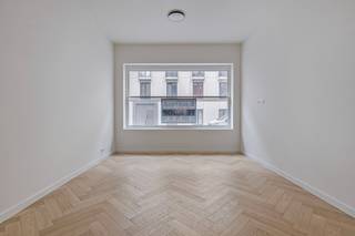 Prachtig volledig vernieuwd gelijkvloers appartement met hoogwaardige afwerking bevindt zich in een prestigieus gebouw met een fraaie modernistische gevel, op slechts enkele passen van het strand en de winkelstraat.<br /><br />Indeling: inkomhal, ruime leefruimte met open keuken, berging, badkamer met inloopdouche, toilet en lavabomeubel, twee slaapkamers waarvan één beschikt over een en-suite badkamer met eveneens inloopdouche, toilet en lavabomeubel. Aansluitend is er een terras. Privatieve kelderberging is inbegrepen.<br /><br />Het appartement is tot in de puntjes afgewerkt met hedendaagse luxe en comfort. Voorzien van o.a. een elegant visgraatparket, een gepantserde inkomdeur, indivudele hoogrendementsketel per appartement, videofoon die eveneens op afstand te bedienen is. <br /><br />Daarnaast beschikt het gebouw over een ruime fietsenstalling met meerdere oplaadpunten voor elektrische fietsen én een gemeenschappelijk dakterras, waar u de hele dag door van de zon kunt genieten.<br /><br />!!!!!Verkoop onder registratierechten – géén btw van toepassing!