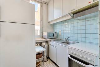 Hartje Oostende... Dit lichtrijke appartement bevindt zich op een FENOMENALE ligging (vlakbij het Wapenplein, casino, zee,...) & geeft je een instant THUIS-gevoel. Dit degelijke appartement is instapklaar en omvat: inkomhal, lumineuze leefruimte, keuken, slaapkamer, badkamer (douche, lavabo, aansluiting wasmachine), afz. toilet. Verzorgde residentie. Dubbel glas, CV op aardgas, kelderberging, lift. Het wordt gemeubeld verkocht. Korting registratierechten mogelijk. Perfect voor vaste bewoning, 2de verblijf, investering. Momenteel verhuurd met mooi rendement (5%)! Kom jij hier binnenkort genieten? <br />