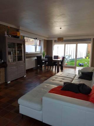 Wervik - Ruime halfopen woning met 4 slaapkamers, tuin en garage te huur.Bestaande uit:Gelijkvloers: inkom, apart toilet, ruime living, keuken met...