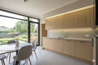 Op een perceel van 767m² staat deze open bebouwing met maar liefst 4 slaapkamers te koop. De woning is gelegen in een rustige, residentiële wijk...