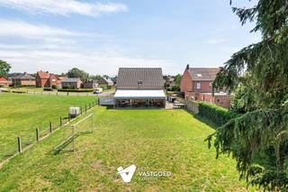 <p><span>Ruime woonst met veel potentieel die momenteel ingericht is als frituur gelegen op een ruim perceel van 10a66ca te Korspel.</span></p><p><span> </span></p><p><span>Belangrijkste troeven: </span></p><p><span>Op te frissen woning</span></p><p><span>- 3 slaapkamers</span></p><p><span>- Energiezuinig: EPC 203 kWh, zonnepanelen (37 stuks), thuisbatterij (44 kWh) </span></p><p><span>- Garage in kelder (volledig onderkelderd)</span></p><p><span> </span></p><p><span>Handelsruimte waarin momenteel een frituur wordt uitgebaat.</span></p><p><span>- Volledig uitgerust waarvan inboedel niet is inbegrepen in de prijs</span></p><p><span>- Ruimte met voldoende zitplaatsen</span></p><p><span>- Groot en supergezellig terras</span></p><p><span> </span></p><p><span>Bekijk zeker ook de frituur en de grondplannen met de afmetingen. Zo krijgt u van thuis uit al een perfect beeld van wat dit pand te bieden heeft!</span></p><p><span> </span></p><p><span>Wenst u meer info of een vrijblijvende bezichtiging, contacteer dan ons kantoor op het nummer 011 85 15 15 en wij  helpen u graag verder. </span></p>