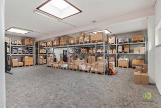 Gelegen in het centrum van Vilvoorde vindt u deze gunstig gelegen opslagplaats. Het gebouw werd voorheen gebruikt als balletschool. Bij...