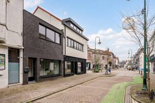 <p><strong>Gebouw met kantoorruimte en appartement/studio met terras!</strong></p>
<p>Dit veelzijdige gebouw combineert een <strong>praktische kantoorruimte op het gelijkvloers</strong> met een <strong>gezellig appartement/studio op de eerste verdieping</strong>. Dankzij de doordachte indeling en de aangename lichtinval biedt dit pand tal van mogelijkheden, zowel voor professioneel gebruik als voor wonen.</p>
<p><strong>Indeling:</strong></p>
<p><strong>Gelijkvloerse verdieping<br /></strong>- Ruime kantoorruimte met veel lichtinval<br />- Praktische kitchenette/keuken<br />- Multifunctionele werkruimte met verschillende indelingsmogelijkheden<br />- Toegang tot het achterliggende koertje</p>
<p><strong>Eerste verdieping<br /></strong>- Lichtrijke leefruimte met eetplaats<br />- Open keuken uitgerust met de nodige toestellen<br />- Slaapkamer<br />- Badkamer voorzien van douche, lavabo en toilet<br />- Toegang tot het terras</p>
<p>Vanuit het terras bereikt u via een <strong>buitentrap het achterliggende koertje</strong>, een aangename buitenruimte die extra mogelijkheden biedt.</p>
<p><strong>Extra troeven:<br /></strong>- Combinatie van wonen en werken mogelijk<br />- Terras aanwezig<br />- Koertje achteraan <br />- Veel lichtinval dankzij grote raampartijen<br />- Praktische indeling met verschillende gebruiksmogelijkheden</p>
<p>Interesse in dit pand? Contacteer ons kantoor voor meer informatie of een bezoek ter plaatse.</p>