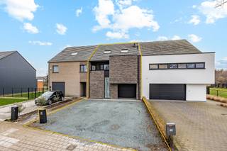 Deze recente woning, opgeleverd in 2021, combineert moderne woonkwaliteit, ruime volumes en een bijzonder rustige ligging. Dankzij de...