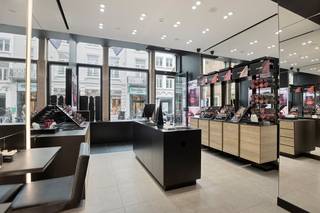 Dit pand beschikt over een commerciële oppervlakte van 106 m² gespreid over verschillende verdiepingen. <br /><br />Op de eerste verdieping bevindt zich een keuken, toilet en extra stockage ruimte.<br /><br />De huurprijs bedraagt 6750,00/maand.<br />Het pand komt vrij op 01/10/2026.<br />