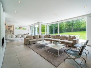 In the district of Trois Couleurs, in the immediate vicinity of the Sonian forest, contemporary villa from 2005 developing an area of ± 554 m²...