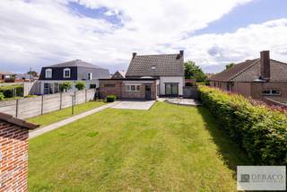 Charmante woning op een toplocatie te Herenthout!<br /><br />Droomt u ervan om te wonen in een zeer rustige verkaveling vlak bij het centrum van Herenthout? Dan is deze woning perfect voor u.<br /><br />Via de inkomhal betreedt u deze woning waar meteen het gevoel van thuiskomen overheerst. Een apart gastentoilet en ingemaakte kasten zorgen voor extra comfort in de inkomhal. Op de gelijkvloerse verdieping aan de straatkant bevindt zich een bureauruimte met ingemaakte kasten die eventueel gebruikt kan worden als slaapkamer. De ruime en lichtrijke woonkamer vormt samen met de volledige geïnstalleerde en moderne open keuken het hart van de woning. Dankzij de grote raampartijen en de lichtkoepel boven de keuken geniet deze aangename leefruimte van veel natuurlijke lichtinval. Tevens kan u op de gelijkvloerse verdieping een wasplaats & garage terugvinden.<br /><br />Op de eerste verdieping bevinden zich de master bedroom, 2 ruime slaapkamers & de badkamer die voorzien is van een lavabo, een bad en een toilet.<br /><br />Buiten geniet u van een heel aangenaam terras en een gezellige tuin waar het heerlijk vertoeven is op zomerdagen.<br />Achteraan op het perceel bevindt zich een ruim tuinhuis met mogelijkheid tot berging of om gezellig te vertoeven!<br /><br />Pluspunten:<br />+ Toplocatie in Herenthout<br />+ Kwalitatieve afwerking<br />+ Zonnige tuin<br />+ 3 slaapkamers, mogelijkheid tot 4.<br />+ Gerenoveerde keuken<br /><br />Hebt u interesse in deze rustig gelegen woning in Herenthout?<br />Contacteer ons via info@debaco.be of bel ons op 014/73.77.77 voor een bezoek ter plaatse!