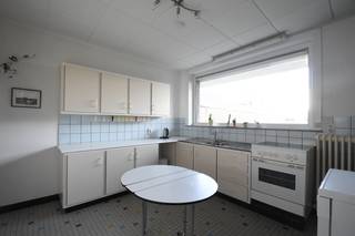 In het centrum van Rupelmonde, in een rustige straat vlakbij alle voorzieningen, vind je deze zeer degelijke en verrassend ruime woning met maar liefst 5 slaapkamers, een uitgestrekte tuin en een garage achteraan het perceel. Perfect voor grote gezinnen of wie nood heeft aan extra ruimte, opslag of hobbyruimte.<br /><br />Via de riante inkomhal kom je binnen in de <strong>lichtrijke living</strong>, gevolgd door een aparte eetkamer.<br />De keuken biedt een mooi zicht op de diepe tuin en geeft bovendien rechtstreeks toegang tot het terras en de buitenruimte.<br />Op de eerste verdieping bevinden zich <strong>drie zeer ruime slaapkamers</strong>, een badkamer met lavabo, douche, ligbad en toilet en een aparte wasplaats.<br />De tweede verdieping is bereikbaar via vaste trap en beschikt over nog eens <strong>twee slaapkamers</strong> en extra bergruimte, waardoor deze woning enorm veel mogelijkheden biedt.<br /><br />Bijkomend is er ook nog een ruime en droge kelder aanwezig.<br />Achteraan het perceel bevindt zich een garage en bijkomende bergruimte.<br />Daarnaast zijn er 2 extra garages optioneel mee aan te kopen — een unieke kans voor wie extra opslag, wagenruimte of een hobbyproject wenst.<br /><br /><strong>Troeven:</strong>
<ul>
	<li>5 volwaardige slaapkamers</li>
	<li>Diepe tuin met garage en bergruimte</li>
	<li>Extra garages optioneel bij aan te kopen</li>
	<li>Lichtrijke leefruimtes</li>
	<li>Veel opberg- en uitbreidingsmogelijkheden</li>
	<li>Rustige, centrale ligging in Rupelmonde</li>
</ul>
Op zoek naar een ruime woning met potentieel en een grote tuin?<br />Contacteer ons vandaag nog voor een bezoek! 03/775.78.79<br />Ben je ook van plan jouw eigendom te verkopen? Maak een afspraak voor een gratis schatting, wij maken er samen een succesverhaal van.