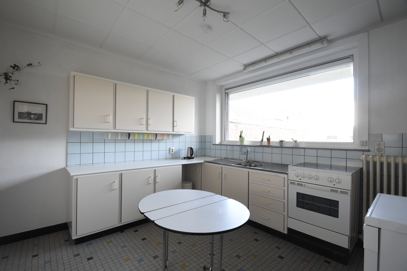 Ruime gezinswoning met 5 slaapkamers, diepe tuin en garage - foto 3