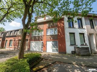 Centraal gelegen woning nabij het centrum van Brasschaat.U betreedt de woning via een ruime inkomhal met aparte vestiaire, een praktische bergruimte...