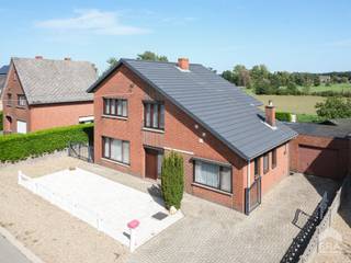<p><strong>Ruime woning met prachtig landelijk uitzicht vlakbij centrum Overpelt!</strong></p>
<p>Op een gunstige locatie in Pelt, rustig en landelijk maar toch vlak bij het centrum van Overpelt, vinden we deze steeds zeer goed onderhouden woning op een perceel van 7a92ca. Achteraan geniet u van een mooi open zicht over de weilanden en de Dommelbeek. De woning dateert van 1965 en biedt maar liefst 181 m² bewoonbare oppervlakte. De bijgevoegde indelingsplannen tonen een ruime woonkamer, keuken, badkamer, inpandige garage en kelder. Op de verdieping bevinden zich 3 slaapkamers, een extra kamer en tweede toilet. Verder beschikt de woning over PVC-ramen met dubbele HR-beglazing (2013), 10cm dakisolatie, een open luchtspouw en een overzetdak (2010). Verwarming op stookolie, aangevuld met houtkachel. EPC-label E: renovatieplicht van toepassing.</p>
<p><strong>Een solide woning met ruimte, potentieel én een bijzonder mooie ligging!</strong></p>