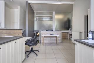 Local commercial (rez-de-chaussée)Le rez-de-chaussée comprend un espace commercial spacieux et fonctionnel de 80 m², idéal pour diverses activités commerciales. Cette propriété dispose d'une climatisation confortable et d'une porte d'entrée pratique. Un sous-sol supplémentaire de 50 m² offre un espace de rangement idéal. L'entrée du bâtiment commercial est séparée, ce qui améliore l'accessibilité.Résidence (appartement en duplex)L'appartement à l'étage est un spacieux appartement en duplex d'une surface habitable de 155 m². L'appartement dispose de deux chambres confortables et d'une salle de bain complète avec baignoire et douche. Pour plus de commodité, il y a une salle de stockage séparée. Une caractéristique particulière est la belle terrasse avec vue sur l'eau, qui en fait un espace extérieur agréable. L'accès à la maison se fait par une entrée séparée. Il y a un garage double à côté du bâtiment, ce qui offre une valeur ajoutée considérable à cet endroit.Local commercial : 80 m² avec sous-sol de 50 m², climatisation, cour, entrée séparéeMaison : duplex de 155 m² avec 2 chambres, salle de bain (baignoire et douche), rangement séparé, terrasse avec vue sur l'eau, garage doublePotentiel : Cette propriété offre un investissement solide avec un flux de trésorerie direct et un potentiel d'appréciation de la valeur grâce à ses revenus locatifs stables et à son emplacement idéal.Cette opportunité d'investissement unique vous intéresse ?