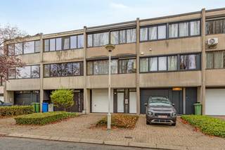 In de gegeerde wijk 'Langbaanvelden' ligt deze te renoveren bel-étagewoning bestaande uit: oprit voor 1 wagen, inpandige garage,  grote inkomhal...