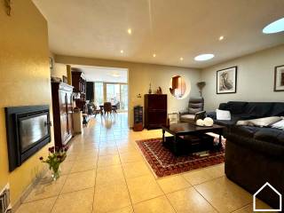 Bent u op zoek naar een veelzijdig pand met woon- en werkmogelijkheden? Deze eigendom in Ieper biedt een unieke combinatie van ruimte,...