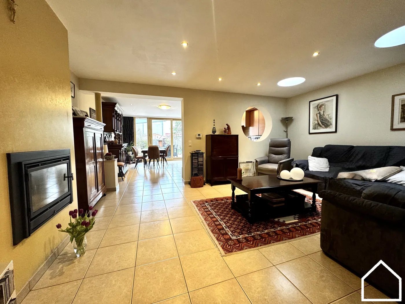 RUIME WONING MET 4-5 SLPKS, PRAKTIJKRUIMTE, ZONNIGE TUIN EN DUBBELE GARAGE  - foto 2