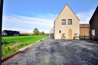 Op wandelafstand van de dorpskern van Anzegem vinden we deze volledig gerenoveerde woning, ideaal gelegen met alle voorzieningen binnen...