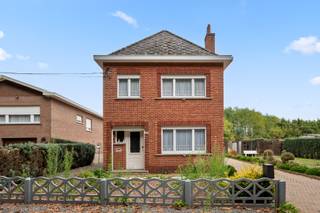 Ben je op zoek naar een ruime woning die je volledig naar eigen smaak en wensen kan renoveren? Dan biedt deze woning heel wat mogelijkheden!<br />Deze karaktervolle woning, gelegen in een doodlopende straat, vormt de ideale basis voor wie op zoek is naar een renovatieproject met potentieel. Hier krijg je de kans om jouw eigen woonideeën tot leven te brengen en de woning om te toveren tot een echte thuis.<br />Een absolute troef is de ruime tuin, waar je volop kan genieten van het buitenleven, gezellige momenten met familie en vrienden of een groene oase helemaal naar eigen smaak kan creëren.<br />Zie jij het potentieel van deze woning? Steek de handen uit de mouwen, laat je inspireren en maak van dit renovatiepand jouw eigen droomwoning!<br />Indien je extra info wenst of een bezoek wilt inplannen kan je bellen of mailen naar Tamara - 0472/19.85.03 of info@incignorealestate.be