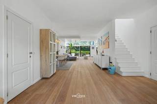 Ben je op zoek naar een vrijstaande villa met veel ruimte, privacy en een prachtige buitenbeleving? Dan is deze eigendom in de Voorthoek zeker een bezoek waard. Met een perceel van maar liefst 1.540 m², vier slaapkamers, twee badkamers en sauna biedt deze woning alles voor comfortabel wonen.<br /><br />Bij het binnenkomen word je verwelkomd in de ruime leefruimte, die dankzij de open indeling mooi aansluit op de volledig uitgeruste keuken. De keuken beschikt over een ontbijthoek en bied net zoals de leefruimte prachtig zicht op de tuin. Op het gelijkvloers bevindt zich bovendien een slaapkamer met ensuite badkamer, uitgerust met een douche. Verder is er nog een gastentoilet en een praktische berging met aansluitingen voor wasmachine en droogkast.<br /><br />Op de eerste verdieping bevinden zich nog drie ruime slaapkamers en een tweede badkamer, waardoor de woning perfect geschikt is voor een gezin of voor wie graag extra kamers ter beschikking heeft.<br /><br />Buiten is het volop genieten in de zuidgerichte tuin. Het zonnige terras, het zwembad, de buitenbar en de sauna creëren samen een echte vakantiesfeer in eigen tuin. Bovendien werd de warmtepomp van het zwembad recent vernieuwd.<br /><br />Ook praktisch heeft deze woning heel wat te bieden met een garage en 4 overdekte parkeerplaatsen op eigen terrein.<br />`<br />Een ideale woning voor wie op zoek is naar ruimte, comfort en ontspanning in een groene omgeving.<br />?? Contacteer ons via 052 46 38 03 voor meer informatie of een bezoek.<br />
