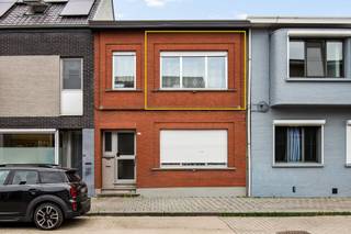 <p><span>Bent u op zoek naar een appartement dat u volledig naar eigen smaak kan inrichten? Dan is dit appartement op de eerste verdieping in een kleinschalige residentie met slechts twee appartementen zeker een bezoek waard.</span></p><p><span>Via de inkom komt u in de </span><span>ruime woonkamer</span><span>, met aansluitend de </span><span>keuken</span><span>. Vooraan bevindt zich een </span><span>ruime slaapkamer</span><span>, terwijl achteraan de </span><span>badkamer</span><span> en een </span><span>praktische berging</span><span> zijn ondergebracht. Vanuit de keuken heeft u toegang tot een </span><span>gezellig privatief terras</span><span>, waar u in alle rust van het buitenleven kunt genieten. Bovendien beschikt het appartement over een </span><span>privatieve kelderberging</span><span>, ideaal als extra opslagruimte.</span></p><p><span>Een belangrijke troef is het ontbreken van </span><span>gemeenschappelijke kosten</span><span>, wat resulteert in lage vaste maandelijkse lasten. Daarnaast biedt het appartement nog extra potentieel: de </span><span>EPC-score kan eenvoudig verbeterd worden door het dak te isoleren</span><span>.</span></p><p><span>Dankzij de kleinschalige residentie, het privatieve terras en de interessante mogelijkheden is dit appartement zowel </span><span>ideaal voor eigen bewoning</span><span> als </span><span>een uitstekende investering</span><span>.</span></p>