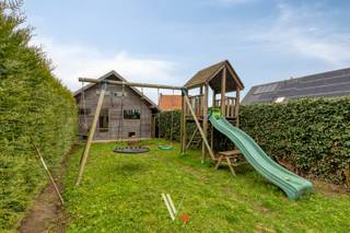 Deze gerenoveerde halfopen woning in Ingelmunster is op zoek naar een nieuwe bewoner.<br />De woning biedt tal van troeven zoals vernieuwde binnenruimtes, een aangename tuin en een ruime carport. Dankzij de ligging op ongeveer 60 meter van de openbare weg geniet je hier van extra rust en privacy.<br />De woning werd reeds grotendeels gerenoveerd en dient op enkele plaatsen nog verder afgewerkt te worden, waardoor je de kans krijgt om deze verder naar eigen smaak af te werken.<br /><br />Dankzij de vernieuwde ramen, extra isolatie en centrale verwarming behaalt de woning een <strong>EPC-label C</strong>, wat bijdraagt aan een comfortabel woonklimaat.<br />Met <strong>2 ruime slaapkamers</strong> en een zolder die perfect kan ingericht worden als <strong>extra slaapkamer</strong> of hobbyruimte, biedt deze woning voldoende mogelijkheden voor starters, koppels of gezinnen.<br /><br /><strong>Indeling:</strong><br /><strong>Gelijkvloers:</strong> inkomhal, woonkamer met eetplaats, keuken, badkamer en berging<br /><strong>Eerste verdieping:</strong> 2 ruime slaapkamers<br /><strong>Zolder:</strong> bereikbaar via vaste trap en geschikt als slaapkamer, bureau of hobbykamer<br /><br /><strong>Voornaamste troeven:</strong>
<ul>
<li><span>Rustige ligging met veel privacy </span></li>
<li><span>Leuke tuin met tuinberging </span></li>
<li><span>Ruime carport </span></li>
<li><span>Mogelijkheid tot verdere afwerking naar eigen smaak</span></li>
</ul>