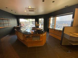 <p><span>Karaktervol hoekpand met verkoop- en werkruimte gelegen op een van de mooiste pleintjes van het centrum. De winkelruimte gelijkvloers is ongeveer 100 m². Huidige indeling: vooraan verkoopruimte die kan dienen als winkel of verbruikszaal, achteraan een ruime werkplaats, keuken, 2 koelcellen. Bestemmingswijziging naar horeca is bespreekbaar. Dit pand ligt naast Trattoria Pulcinella. De hoek om liggen Croque 'n Roll, Sweet Coffee, Ijssalon Kokozi. Tegenover Connections Reiswinkel. Wat verder op de Fruitmarkt hebben we De Dry Dragonders, Taste of India. Kortom de Fruitmarkt ligt niet alleen in een levendige buurt, tegenover de Grote Markt maar ook letterlijk onder de Kerktoren, de Sint-Quintinus Kathedraal. De winkel leent zich uitstekend voor iedere vorm van handel in verswaren, een traiteur, een kaaswinkel, een kleinschalige bakker. Want er is niet alleen de verkoopruimte maar ook de werkruimte achteraan waarlangs via een aparte deur leveringen kunnen. Benieuwd naar de mogelijkheden? Bel gerust naar 0485 34 56 71.</span></p><p><span>Opmerking EPC: de verdiepingen werden meegenomen in het EPC onderzoek daar waar de verdiepingen nog voorwerp zijn van renovatie. </span></p><p><span> </span></p><p><span>Opmerking</span><span>: bij </span><span>pop-up</span><span> verhuur tot 6 maanden wordt de vermelde huurprijs verhoogd met </span><span>21% BTW</span><span>. Dit conform de verplichte btw-heffing op kortdurende onroerende verhuur (art. 44, § 3, 2°, a), zevende streepje Btw-Wetboek).</span></p>
