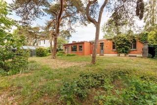 Refreshable character village house in the heart of 's-Gravenwezel Let yourself be seduced by this charming village house, perfectly located near the...