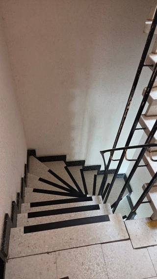 3-slaapkamerappartement van 95m² <br /><br />Een goed onderhouden lichtrijk en instapklaar appartement van 95m² in een kleinschalig gebouw op<br />de eerste verdieping in een rustige straat met twee ruime slaapkamers en een derde kleine kamer<br />die dienst kan doen als bureau of gastenslaapkamer.<br />De toegang met veiligheidsdeur tot de woning via aparte hal, welke uitgeeft op de woonkamer die<br />aan de straatzijde is voorzien van een grote raampartij met schuifraam welke toegang geeft tot het 7<br />meter gevelbreed balkon.<br />Aansluitend heb je toegang tot de aparte ingerichte keuken, bekleed met handgemaakte tegels en<br />eveneens een groot schuifraam welke eveneens toegang geeft tot het balkon.<br />Vanuit de woonkamer betreed men de centrale gang met ingebouwde kast. Ze geeft toegang tot de<br />drie slaapkamers, het toilet en een moderne badkamer met inloopdouche.<br />Aan de achterzijde van het gebouw bevindt zich een mooi onderhouden gemeenschappelijke tuin.<br />Verder is er een individuele kelder inbegrepen. Er is heel recent het dak geïsoleerd en een nieuwe<br />gas condensatieketel geplaatst. De kosten van de gemene delen zijn erg laag, momenteel 120 euro<br />voor waterverbruik, onderhoud van de gang en de gemeenschappelijke tuin. Parkeren kan vlot in de nabije omgeving.<br /><br /><br />Indeling:<br />Woonkamer: 27 m²<br />Keuken: 10 m²<br />Badkamer: 5 m²<br />Slaapkamer 1: 14 m²<br />Slaapkamer 2: 11 m²<br />Slaapkamer 3: 7 m²<br />Terras: 5,5 m²<br />WC: 1 m²<br />Hal: 4 m²<br />Gang: 4 m²<br />Kelder: 5 m²<br />Aantal gevels: 3<br />Verdieping: 1<br /><br />Troeven:<br />- kleinschalig appartementsgebouw<br />- lage gemeenschappelijke kosten<br />- Gunstig EPC<br />- asbestveilig<br />- erg lichtrijk appartement<br />- ruim appartement (95 m²)<br />- rustig gelegen<br /><br />Bouwjaar: 1973<br />EPC: label B – 165 KWh/m²/jaar<br />Asbestattest: geen asbest<br />Elektriciteit-attest: niet conform<br />KI: 892 euro/jaar<br /><br />Immo makelaars zich onthouden