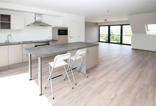 <strong>Recent appartement met lift en ruim terras op centrale locatie in Wijnegem!</strong><br /><br />Dit appartement gelegen op de tweede verdieping omvat een riante leefruimte met open keuken (43,5 m²), bergruimte, badkamer met inloopdouche, toiletruimte en één slaapkamer.<br /><br />Dit appartement heeft achteraan het gebouw een aangenaam zonneterras (14 m²).<br /><br />In de huurprijs zit het gebruik van een fietsenstalling en autostaanplaats aan de buitenzijde van het gebouw inbegrepen. Tevens heeft u een grote kelderberging te uwer beschikking die toegankelijk is met de lift.<br /><br />Maandelijkse kosten: € 80/maand (minuterie, lift en onderhoud van de gemeenschappelijke delen).<br /><br />Pluspunten:<br />* zeer energiezuinig<br />* recent appartement met veel lichtinval<br />* zonneterras<br />* airco<br />* centraal gelegen nabij openbaar vervoer, winkels, scholen en grote invalswegen<br /><br />Voor meer informatie of een afspraak ter plaatse, surf naar onze website www.vbvastgoed.be en klik op de groene knop "<strong>I</strong><strong>k ben kandidaat</strong>".