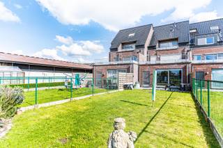 Dit appartement is gebouwd in 2010 en heeft een bewoonbare oppervlakte van 104 m². Indeling: ruime inkomhal met inbouwkasten, gastentoilet, 2...