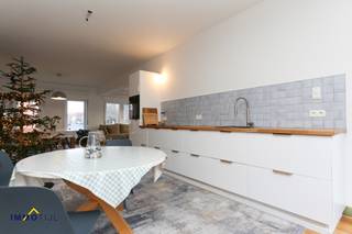 Deze charmante woning is ideaal gelegen in het centrum van Sint-Gillis, op wandelafstand van alle voorzieningen en toch omgeven door groen.Bij het...